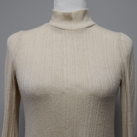 Soft knit turtleneck - Picture 2 of 6